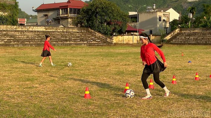 Các cầu thủ được học kỹ thuật đi, dẫn bóng.