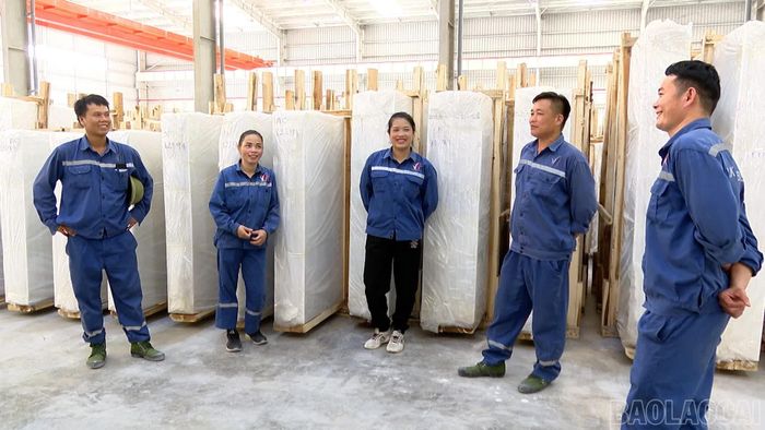 Các đồng nghiệp trong công ty động viên Huyền (đứng giữa) thi đấu tốt cho giải sắp tới.