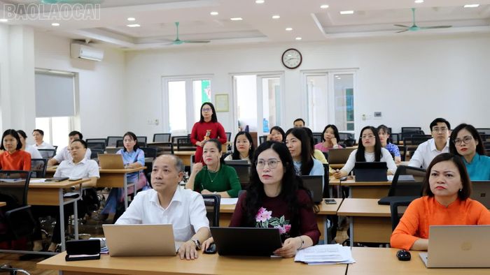 Thay vì cung cấp sẵn tất cả câu trả lời, giảng viên lựa chọn những vấn đề có tính gợi mở, đưa ra tình huống để học viên cùng suy nghĩ, trao đổi và tìm lời giải dựa trên kiến thức lý luận kết hợp với kinh nghiệm thực tiễn.