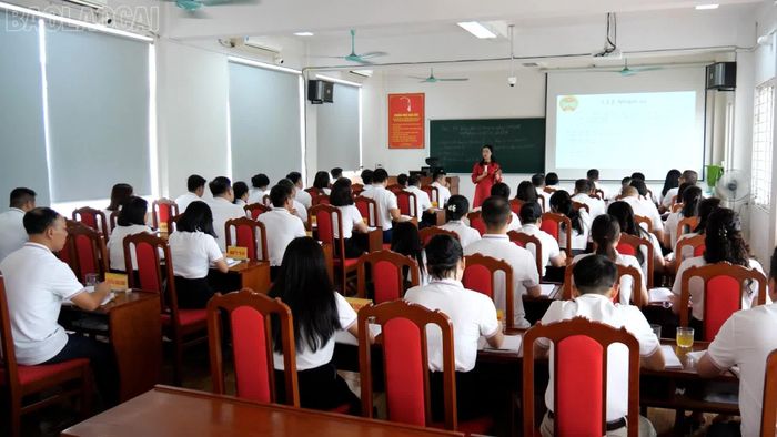 Một giờ học tại lớp Trung cấp Lý luận Chính trị B11-25.