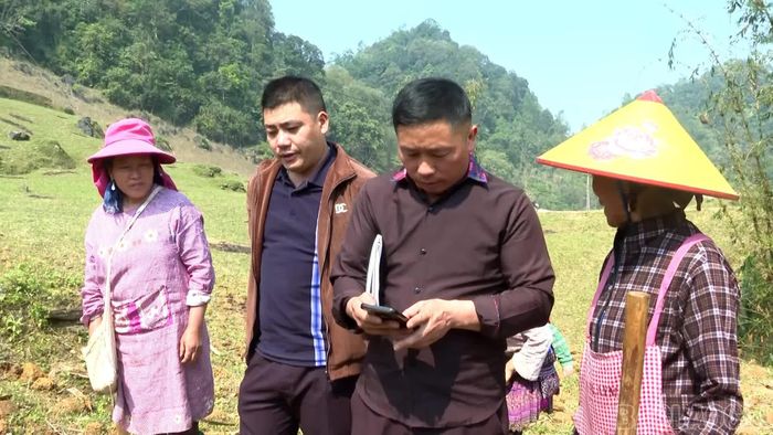 Cán bộ cơ sở tuyên truyền cho người dân về cách nhận biết, phòng tránh tin giả.