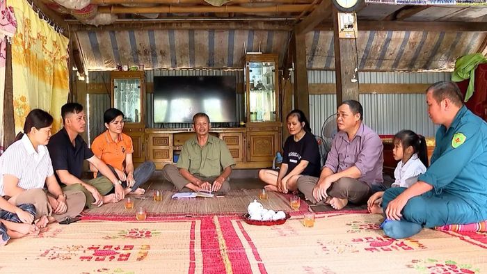 Người dân thôn Ao Sen, xã Văn Chấn chia sẻ, trao đổi thông tin.
