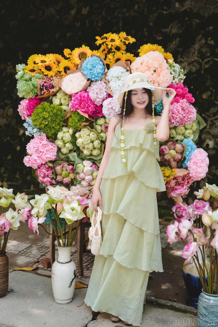 Bạn trẻ tạo dáng với xe hoa.