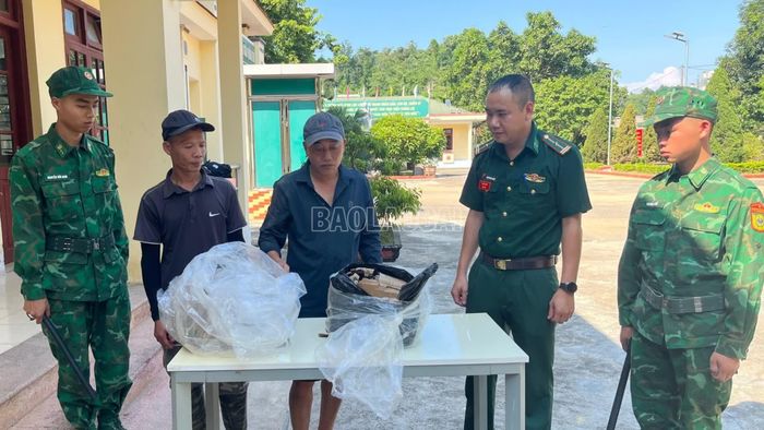 Lực chức năng cùng 2 đối tượng kiểm đếm tang vật.