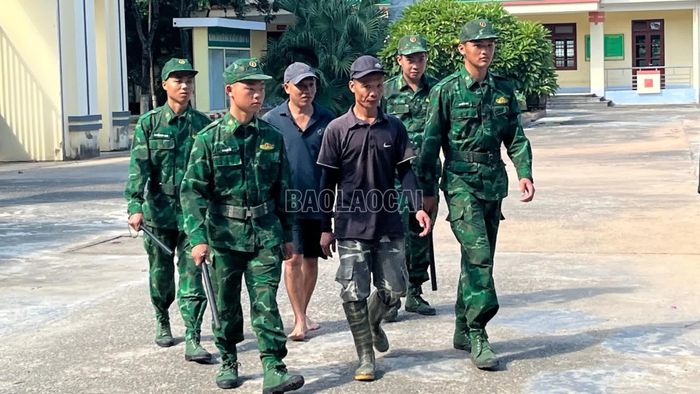 Dẫn giải các đối tượng vận chuyển hàng lậu về đồn biên phòng.