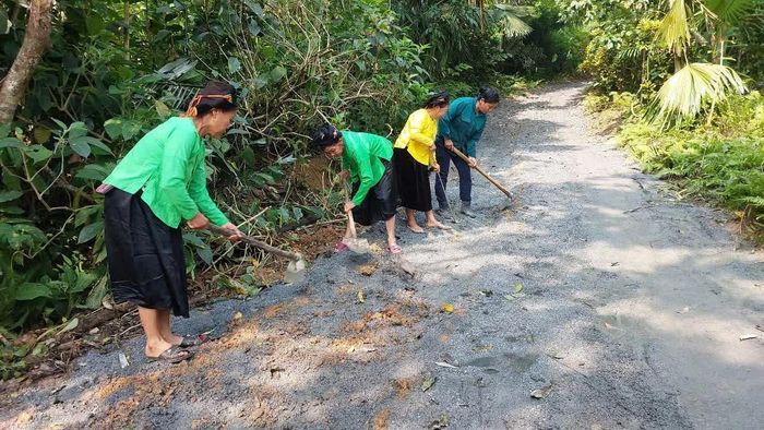 Từ vai trò của người uy tín, người dân xã Khánh Hòa tích cực thi đua lao động sản xuất, đóng góp xây dựng nông thôn mới.