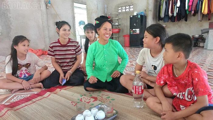 Bà Đinh Thị Biếm truyền dạy hát then cho các cháu.