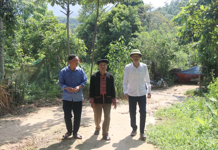 Ông Triệu Phúc Thanh cùng lãnh đạo Ủy ban MTTQ Việt Nam xã Khánh Hòa và thôn Làng Chạp nắm tình hình cơ sở.