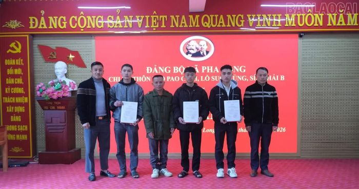 Từ đầu năm đến nay, Đảng bộ xã Pha Long kết nạp được 32 đảng viên mới.