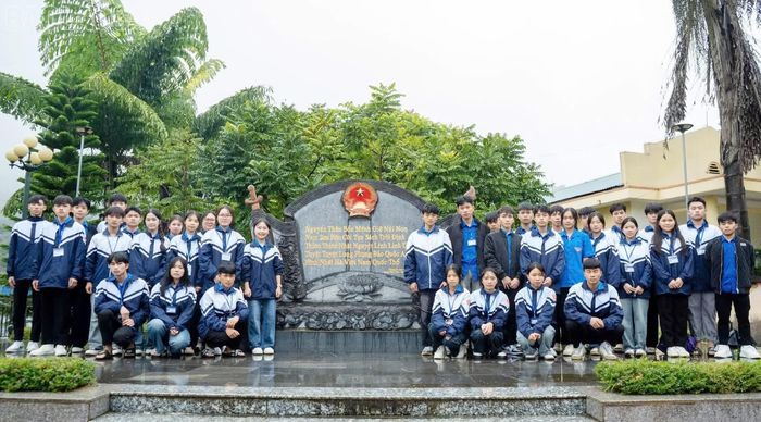 Pha Long quan tâm bồi dưỡng lý tưởng cách mạng cho thế hệ trẻ. (Trong ảnh: Đoàn viên, thanh niên xã Pha Long tham gia hành trình về “địa chỉ đỏ”).