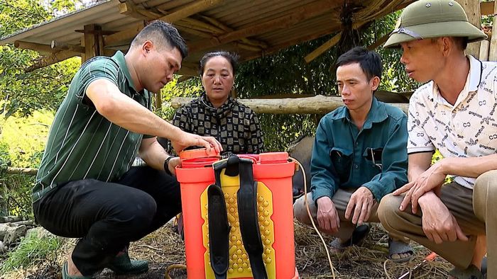 Người dân xã Phình Hồ được hướng dẫn trực tiếp cách rắc vôi, phun tiêu độc khử trùng chuồng trại.
