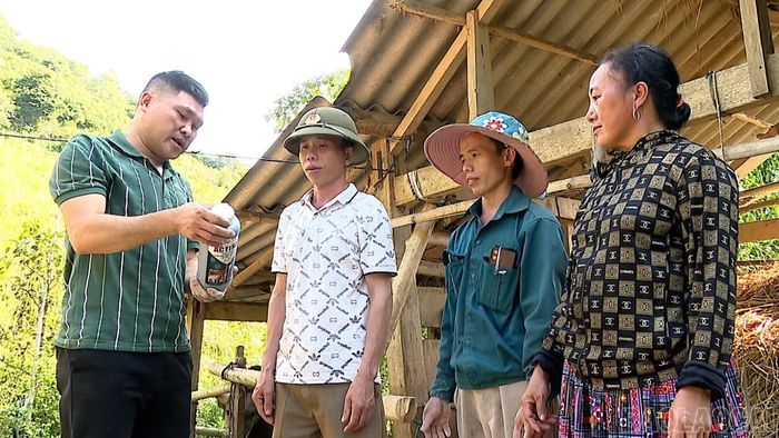 Cán bộ thú y Trung tâm Dịch vụ tổng hợp xã Phình Hồ trực tiếp hướng dẫn người dân cách phòng dịch bệnh cho đàn vật nuôi.