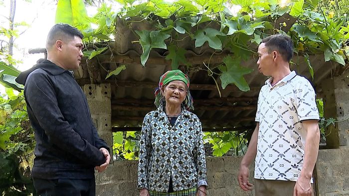 Bà Tráng Thị Sáy, thôn Phình Hồ được tuyên truyền, vận động về các phương thức chăn nuôi an toàn.