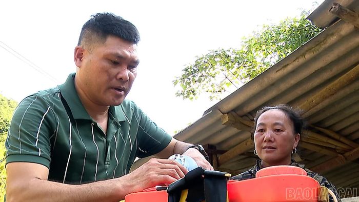 Bà Hờ Thị Dung được hướng dẫn cách phun thuốc khử trùng chuồng nuôi.
