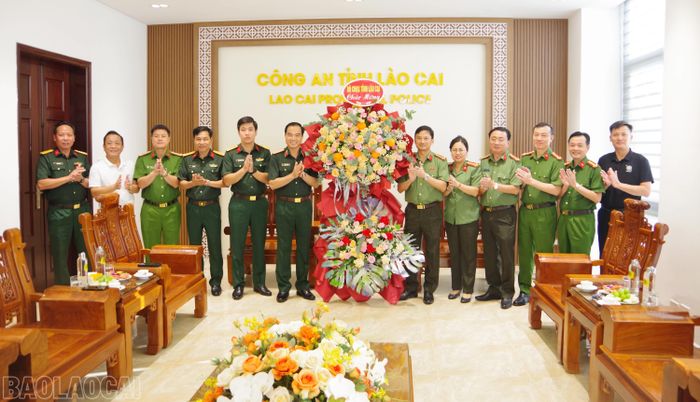 Thiếu tướng Đặng Quốc Đồng trao lẵng hoa chúc mừng Ban Giám đốc và lực lượng công an tỉnh Lào Cai.