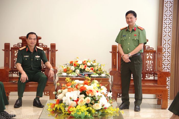 Thay mặt Đảng ủy, Ban Giám đốc Công an tỉnh, Đại tá Trịnh Khắc Cường - Giám đốc Công an tỉnh cảm ơn Thường vụ Đảng ủy, Bộ Chỉ huy Quân sự tỉnh đã thăm và chúc mừng Công an tỉnh.