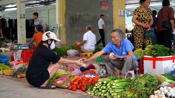 Người dân phấn khởi khi có nơi mua bán, trao đổi hàng hóa tập trung.