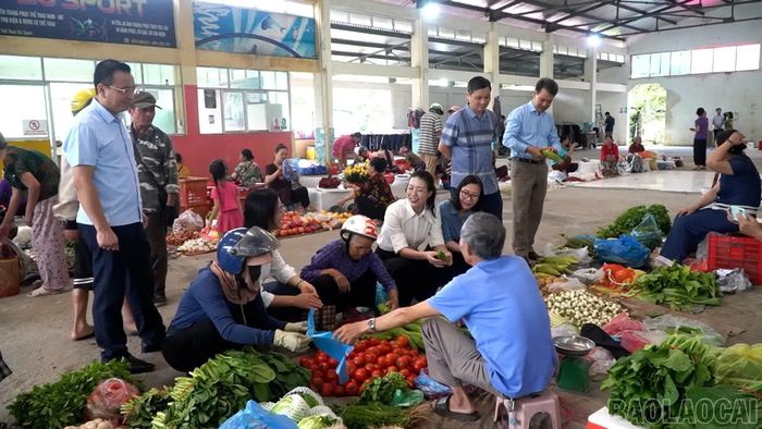 Chợ trung tâm xã Cát Thịnh đã hoạt động trở lại sau chính sách miễn phí sử dụng điểm kinh doanh.