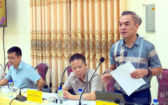 Thành viên Đoàn giám sát HĐND tỉnh đề nghị xã Văn Chấn trao đổi, giải trình và làm rõ những nội dung Đoàn giám sát quan tâm.
