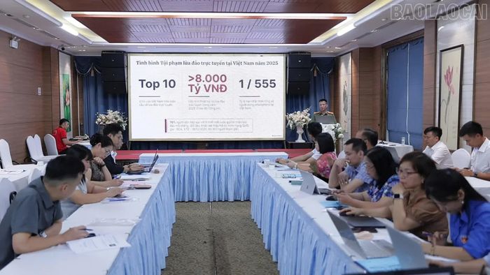 Thượng tá Vũ Trọng Hoà - Phó trưởng Phòng An ninh mạng và Phòng, chống tội phạm công nghệ cao, Công an tỉnh Lào Cai truyền đạt chuyên đề về an toàn trên không gian mạng tại hội thảo.