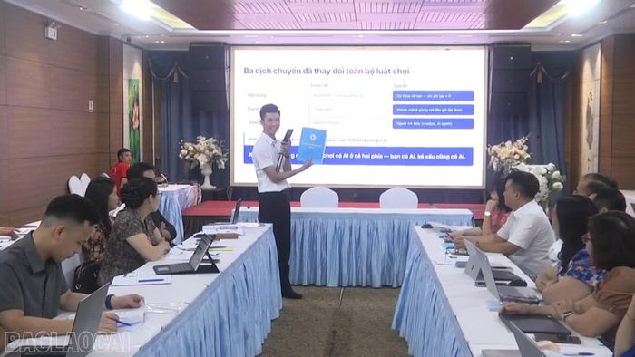 Thạc sỹ Hoàng Thế Phong - Phó Giám đốc trung tâm Đào tạo Công nghệ và chuyển đối số AVG, Viện Nghiên cứu đào tạo công nghệ và chuyển đổi số AVG truyền đại chuyên đề tại hội thảo.