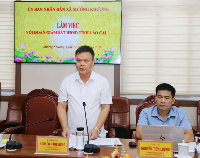 Đồng chí Nguyễn Hồng Hưng - Chủ tịch UBND xã Mường Khương báo cáo kết quả triển khai thực hiện chính sách, pháp luật trong công tác bồi thường, hỗ trợ, tái định cư khi Nhà nước thu hồi đất để thực hiện các dự án.