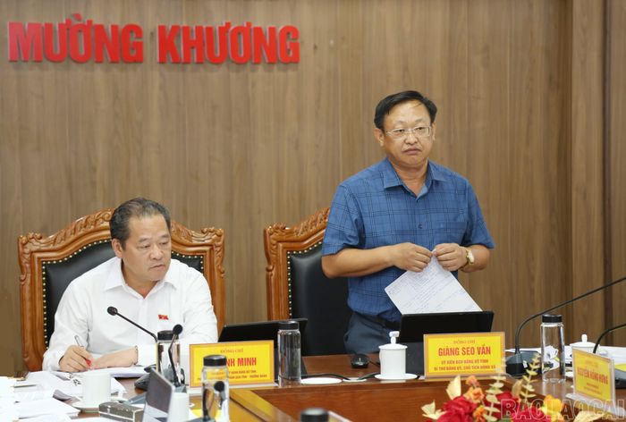 Đồng chí Giàng Seo Vần - Bí thư Đảng ủy, Chủ tịch HĐND xã Mường Khương phát biểu tại buổi làm việc.