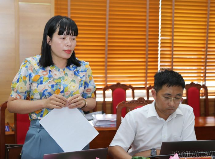 Lãnh đạo phòng Nông nghiệp và Môi trường báo cáo tình hình triển khai các dự án, công trình trên địa bàn.