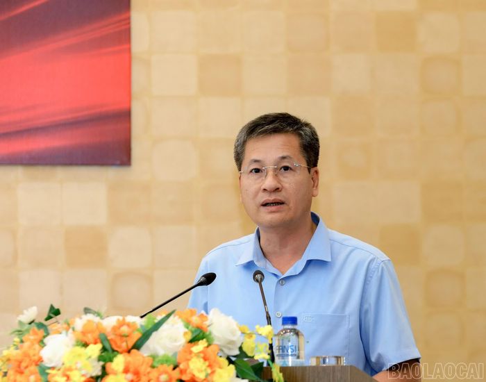 Đồng chí Ngô Hạnh Phúc - Phó Chủ tịch Thường trực UBND tỉnh trình bày báo cáo tại buổi làm việc.