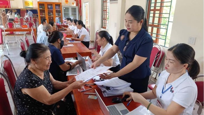 Trao kết quả thủ tục hành chính cho người dân.