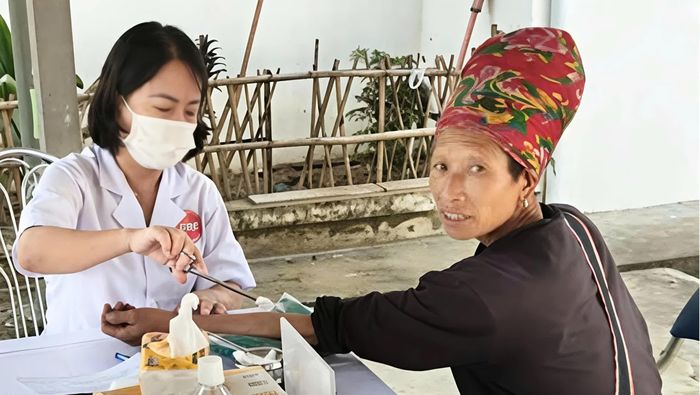Lấy máu xét nghiệm cho người dân.