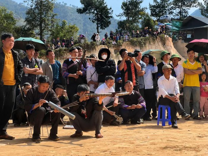 Trò chơi dân gian của đồng bào Mông trong các lễ hội, góp phần bảo tồn bản sắc văn hóa và tạo sức hút đối với du khách.