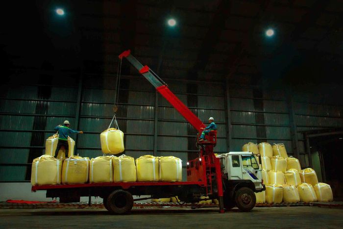 Sản phẩm alumina (nhôm ôxit) được đóng bao, xếp dỡ và xuất kho tại nhà máy