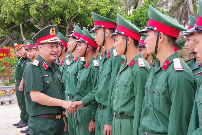 Thiếu tướng Đinh Hồng Tiếng, Ủy viên Ban Thường vụ Tỉnh ủy, Chỉ huy trưởng Bộ CHQS tỉnh thăm chiến sĩ các đơn vị mới thành lập