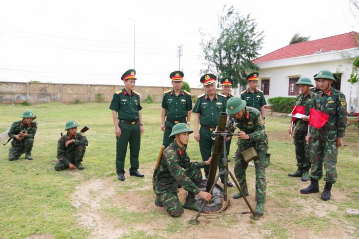 Thủ trưởng Bộ CHQS tỉnh kiểm tra công tác huấn luyện tại Tiểu đoàn Hỗn hợp Phú Quý
