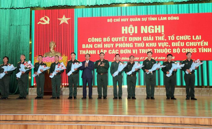 Các đồng chí lãnh đạo Quân khu 7 và tỉnh Lâm Đồng tặng hoa chúc mừng các đồng chí nhận nhiệm vụ mới sau khi giải thể, tổ chức lại Ban Chỉ huy PTKV