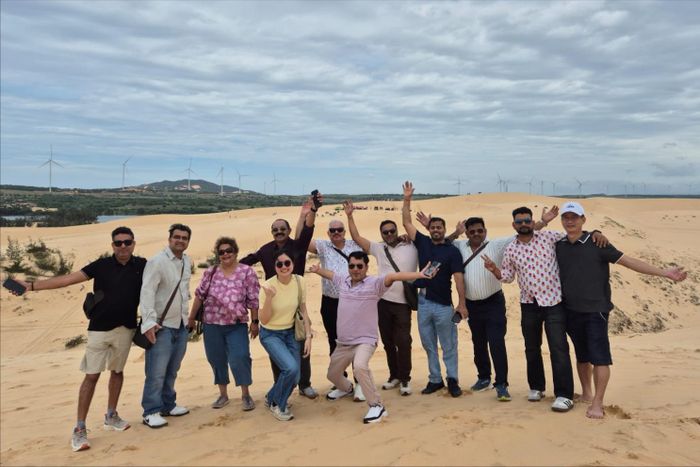 Các doanh nghiệp Ấn Độ ấn tượng với vẻ đẹp mênh mông của đồi cát Bàu Trắng