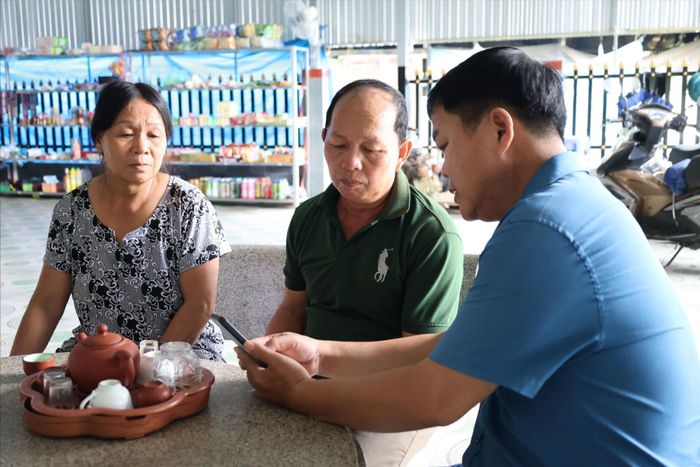 Cán bộ, đảng viên xã Đạ Tẻh tuyên truyền, hướng dẫn người dân nắm bắt những thông tin chính thống trên không gian mạng