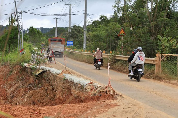 Sự rườm rà trong quy trình xin - cấp kinh phí khiến việc duy tu, khắc phục sự cố sạt lở kéo dài từ năm ngoái đến năm nay vẫn chưa xong