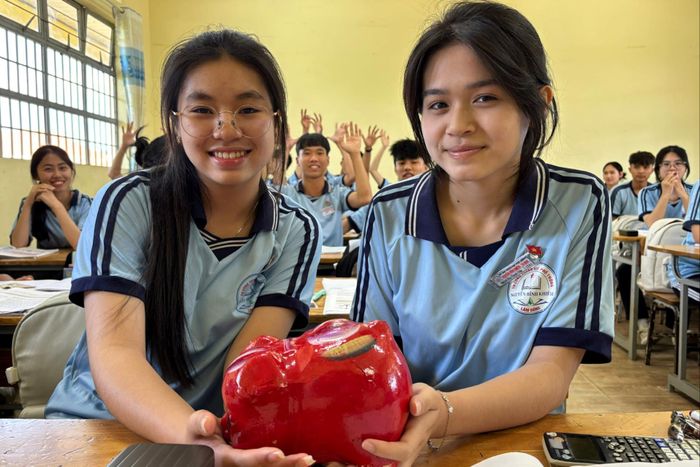 Học sinh Trường THPT Nguyễn Chí Thanh - Tà Hine nuôi heo đất giúp bạn