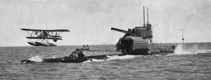HMS M2, một trong những tàu ngầm mang máy bay đầu tiên của Anh, trong ảnh chụp năm 1933. Máy bay được tháo rời và cất trong khoang kín nước, sau đó nhanh chóng lắp ráp lại để cất cánh khi cần. Ảnh: Wikimedia Commons