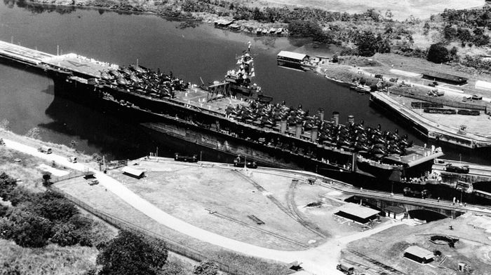 Tàu sân bay USS Ranger (CV-4) đi qua kênh đào Panama vào tháng 10/1945, không lâu sau khi Thế chiến II kết thúc. Trong những ngày cuối cùng của cuộc chiến, Nhật Bản từng cân nhắc tiến hành một cuộc không kích nhằm vào kênh đào Panama bằng máy bay được triển khai từ tàu ngầm, nhưng kế hoạch này chưa bao giờ được thực hiện. Ảnh: Hải quân Mỹ