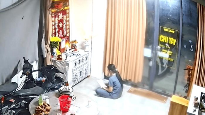 Người mẹ trước bàn thờ con trai đang cầu nguyện để 2 mẹ con cùng nhau buông bỏ