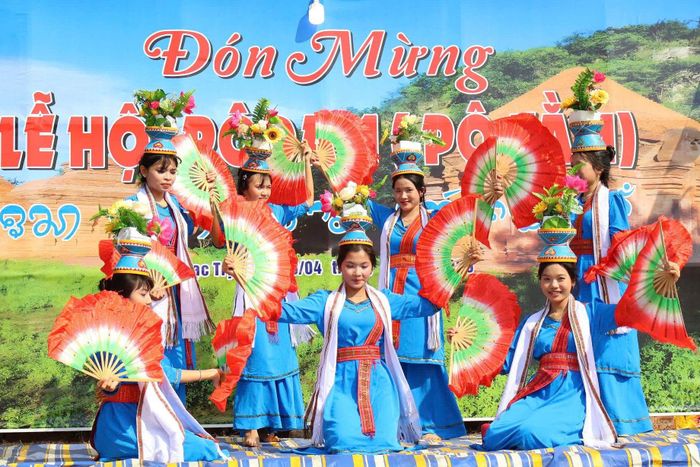 Điệu múa quạt kết hợp đội tháp hoa truyền thống do đội múa Chăm thể hiện, góp phần tôn vinh nét đẹp văn hóa dân tộc