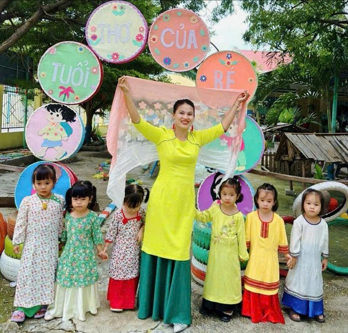 Cô giáo Kinh Thị Loan hướng dẫn các bé mẫu giáo trải nghiệm trang phục và nét văn hóa Chăm ngay tại trường học