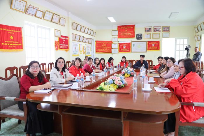 Các đại biểu nghiên cứu các chuyên đề, những nội dung cốt lõi, điểm mới của Nghị quyết Đại hội XII, đổi mới hoạt động nhân đạo, nâng cao vai trò nòng cốt của hội trong giai đoạn mới