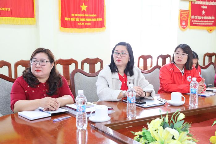 Lãnh đạo Hội Chữ thập đỏ tỉnh cùng các đại biểu tham dự