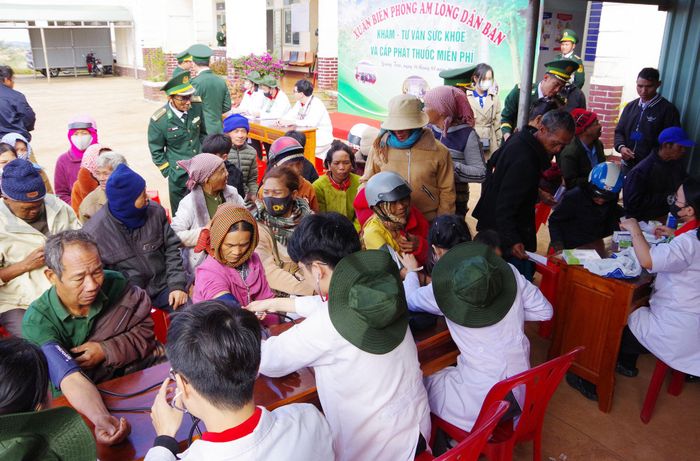 Người dân xã Đắk Đam, huyện Ô Răng, tỉnh Mondulkiri, Campuchia được các y, bác sĩ tỉnh Lâm Đồng khám bệnh và cấp thuốc miễn phí