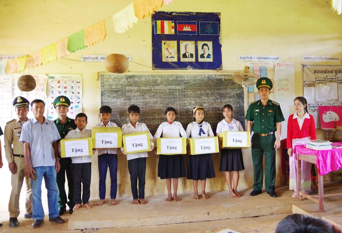 Đồn Biên phòng Cửa khẩu Bu P'răng (BĐBP tỉnh Lâm Đồng) tặng quà cho học sinh Campuchia trong chương trình “Nâng bước em tới trường”