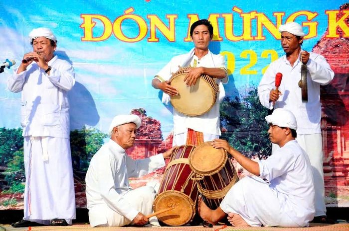 Ông Cửu Chi Thông là một trong ít người của làng vẫn còn giữ chắc nhịp trống ghi - năng, bảo tồn văn hóa dân tộc